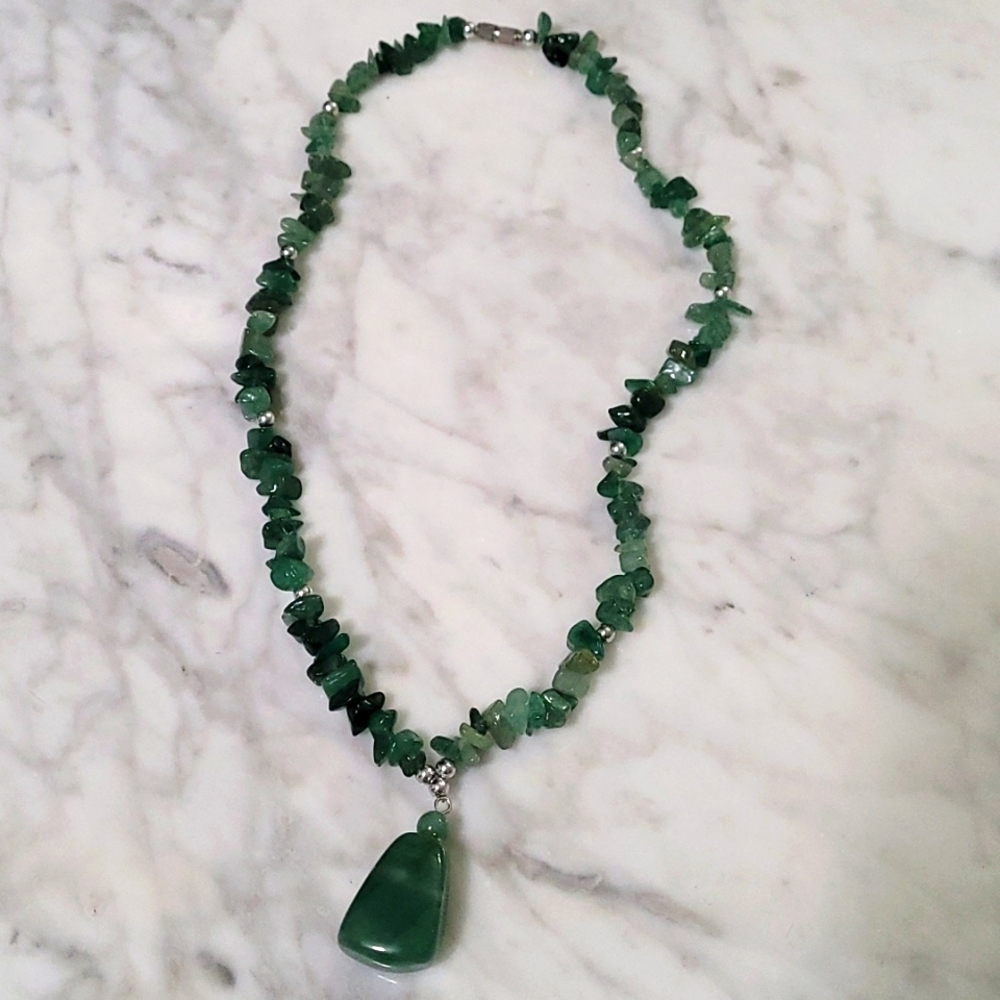 Beautiful jade drop necklace in excellent condition! About 10 inches long